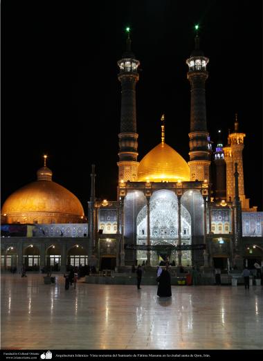 اسلامی معماری - شہر قم میں حضرت معصومہ (س) کے روضہ کا گنبد اور منارہ رات کے وقت - ۱۱