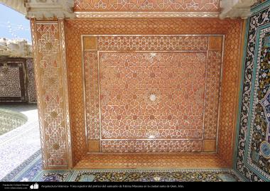 Architettura islamica-Una vista del soffitto incrostato di pezzi dello specchio e parete rivestita di piastrelle(Kashi-Kari) del Eivan del santuario di Fatima Masuma-Qom