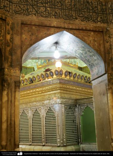 المعماریة الإسلامية - صور المرقد الشریف من خلال الباب المقوس - حرم الفاطمة المعصومة في مدينة قم المقدسة - إیران