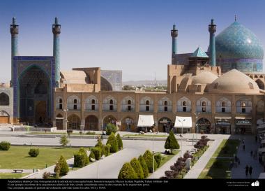 Arquitectura islámica- Una vista general de la entrada de la mezquita Imam Jomeini (mezquita Sha) en la plaza Naghshe Yahan -Isfahán