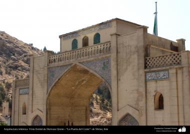اسلامی فن تعمیر - شہر شیراز میں &quot;دروازہ قرآن&quot; نام کا گیٹ اور اس پر فن خطاطی اور کاشی کاری، ایران - ۱۲