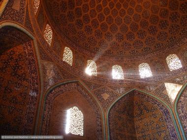 イスラム建築 - イスファハン市におけるシェイクロトフォッラ・モスクのドームや壁の建築　-1