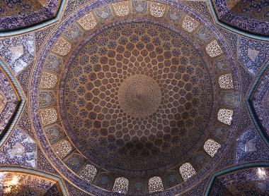 اسلامی فن تعمیر - شہر اصفہان میں &quot;شیخ لطف اللہ&quot; نام کی تاریخی مسجد کی گنبد کے نیچے کاشی کاری (ٹائل کا فن) ، ایران 