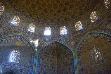 معماری اسلامی - نمایی داخلی گنبد و دیوار های کاشی کاری شده مسجد شیخ لطف الله در اصفهان - 11