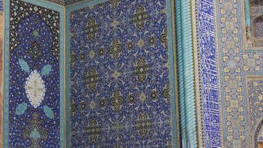 اسلامی فن تعمیر - شہر اصفہان میں &quot;شیخ لطف اللہ&quot; نام کی تاریخی مسجد کی دیواروں پر فیروزہ رنگ کی کاشی کاری (ٹائل کا فن) ، ایران 