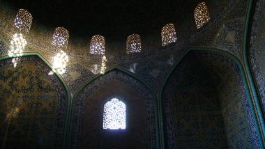 معماری اسلامی - نمای داخلی از معماری گنبد و دیوارهای کاشی کاری شده مسجد شیخ لطف الله در شهر اصفهان - 4