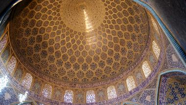معماری اسلامی - نمای داخلی گنبد کاشی کاری شده مسجد شیخ لطف الله در شهر اصفهان - 7