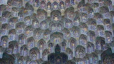 اسلامی فن تعمیر - شہر اصفہان میں &quot;شیخ لطف اللہ&quot; نام کی تاریخی مسجد کی گنبد پر فن مقرنس (ابھری سجاوٹ) اور کاشی کاری (ٹائل کا فن) ، ایران - ۸