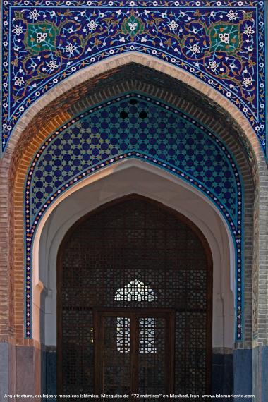 Arquitetura, azulejos e mosaicos islâmicos da mesquita 72 mártires da cidade Sagrada de Mashad, Irã - 2