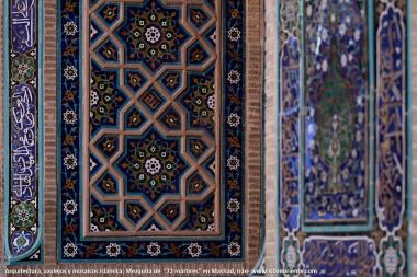 Arquitetura, azulejos e mosaicos islâmicos da mesquita 72 mártires da cidade Sagrada de Mashad, Irã - 9