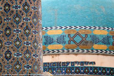 Detalhes dos azulejos e mosaicos do minarete e parte da cúpula da mesquita 72 mártires em Mashad