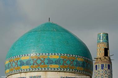 اسلامی معماری - شہر مشہد میں &quot;۷۲ شہید&quot; نام کی جامع مسجد کی گنبد پر کاشی کاری اور خطاطی کا ہنر ، ایران - ۳۰۰