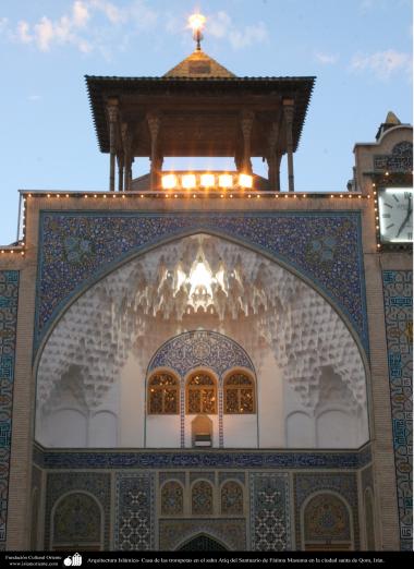 Architecture islamique, chambre des trompettes dans la cour Atiq, mausolée de Fatima Ma&#039;souma, ville saint de Qom, Iran -  15