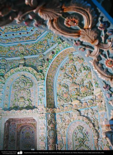 اسلامی معماری - شہر قم میں حضرت معصومہ (س) کے روضہ میں دیواروں پر ابھرے پھول اور نقوش سے سجاوٹ، ایران - ۶۸