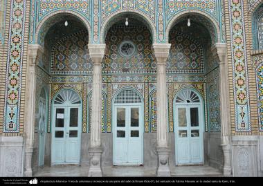 Arquitetura Islâmica - Vista de algumas colunas e mosaicos decorativos em uma parte do Santuário de Fátima Masuma (SA), na Sagrada cidade de Qom, Irã 
