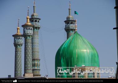 Arquitetura Islâmica - Vista da cúpula dourada do Santuário de Hazrat Masuma (SA) quando estava sendo reformado