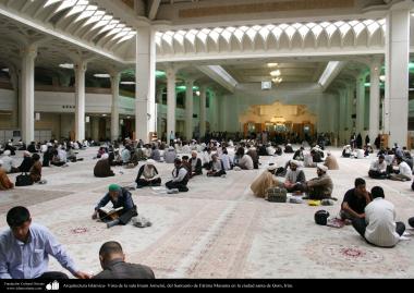 Arquitetura Islâmica - O salão Imam Khomeini no Santuário de Fátima Masuma, em Qom, Ir]a 