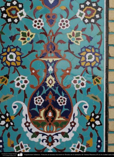اسلامی معماری - شہر قم میں حضرت معصومہ (س) کے روضہ میں کاشی کاری (ٹائل) کا ایک نمونہ پہول پتی کی ڈیزاین میں، ایران - ۷۰