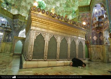 Arquitectura Islámica- Vista panorámica de la tumba de Fatima masuma (P) con un peregrino, en la ciudad santa de Qom - 99
