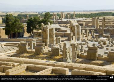 اسلام سے پہلے کی ایرانی معماری - شیراز کے شہر میں  &quot;تخت جمشید&quot; نام کی پرانی عمارت &quot;پرسپولیس&quot; علاقے میں - ۳۷