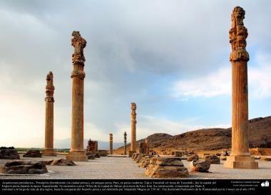 اسلام سے پہلے ایرانی فن تعمیر -  شہر شیراز کے کنارے &quot;تخت جمشید&quot; نام کا آثار قدیمہ &quot;پرسپولیس&quot; علاقے میں - ۴