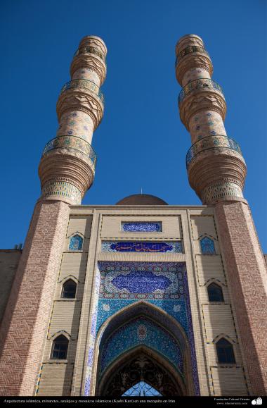 Architecture islamique, vue du carrelage, du coupole, et du minaret d&#039;une mosquée historique en Iran - 107