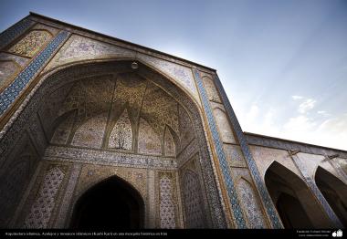 Architecture islamique, une vue du carrelage du portail d&#039;une mosquée historique en Iran- 105