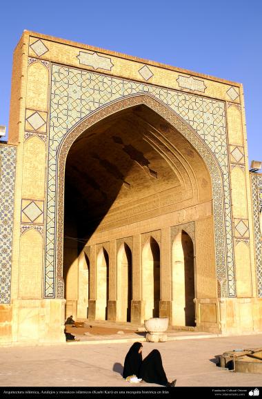 Arquitectura islámica, Azulejos y mosaicos islámicos (Kashi Kari) en una mezquita histórica en Irán - 108