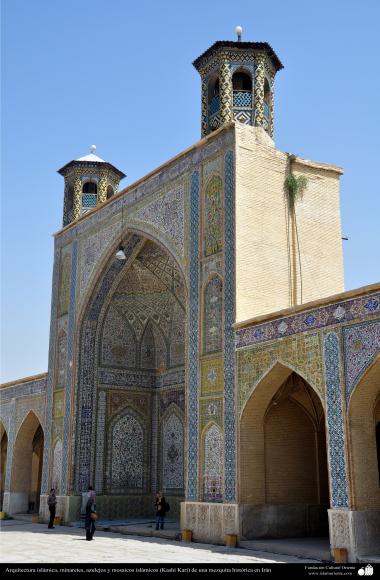 Arquitectura islámica, Azulejos y mosaicos islámicos (Kashi Kari) en una mezquita histórica en Irán - 201