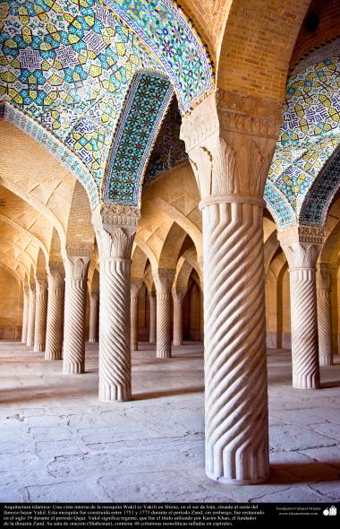 Arquitetura Islâmica - O lindo trabalho de ornamentação e decoração das colunas da mesquita Wakil em Shiraz, no Irã. Construída entre 1571 e 1773