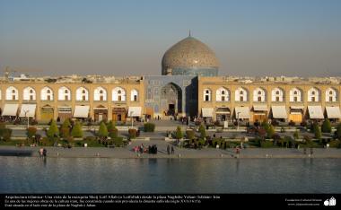 Arquitetura Islâmica -  Visão da mesquita Sheij Lotf Allah (o Lotfollah) da praça Naghsh Yahan - Isfahan, Irã