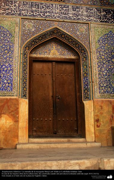 Architecture islamique, une vue du portail en bois et de motif de carrelage historique de la mosquée Cheikh Lotfollah à Eshpahan en Iran - 2