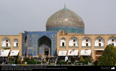 Architecture islamique, une vue de la coupole et de motif de carrelage de la mosquée historique Cheikh Lotfollah à Esphahan en Iran - 4