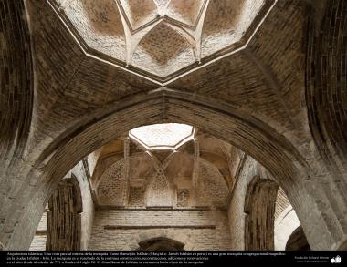 Islamic Arquitechture-  internal view of Jame Mosque  (Jame) in Isfahan-Iran, built and renewed y since 771 till nowdays - 6