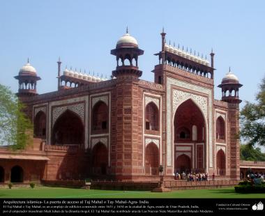 Porta de acesso ao Taj Mahal e sua bela arquitetura e decoração - Agra - India