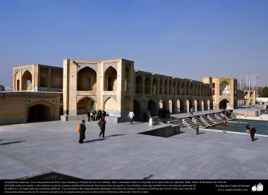 معماری اسلامی - نمایی از پل تاریخی خاجو اصفهان، ایران - ساخته شده بر روی رودخانه زاینده رود - توسط شاه عباس - 45