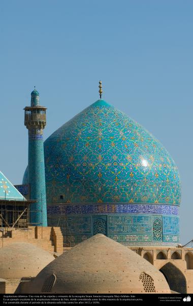 Arquitectura islámica- Una vista de las cúpulas y minarete de la mezquita Imam Jomeini (mezquita Sha) -Isfahán -18