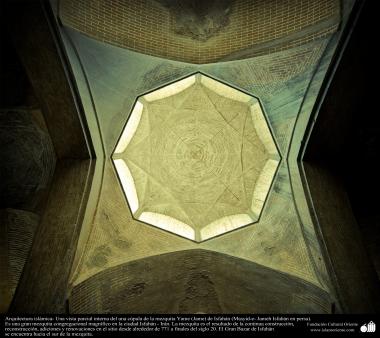Arquitetura Islâmica - Vista interna de uma cúpula da mesquita Jame, na cidade turística da Isfahan