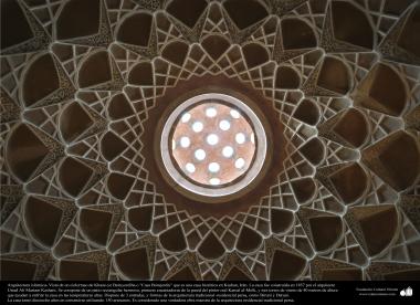 Arquitectura islámica- Vista de un cielorraso de Khane-ye Boruyerdiha o Casa Borujerdis que es una casa histórica en Kashan - 236