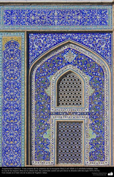معماری اسلامی - نمایی از پنجره و کاشی کاری تاریخی مسجد شیخ لطف الله اصفهان، ایران - 13