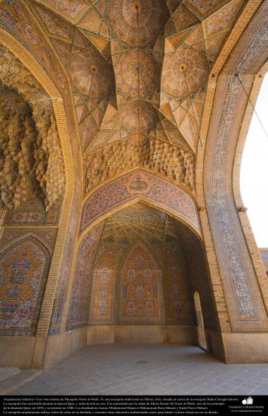 Arquitetura Islâmica - Exemplo do magnifico trabalho de arquitetura e ornamentação da mesquita Nasir Al Mulk, Shiraz, Irã