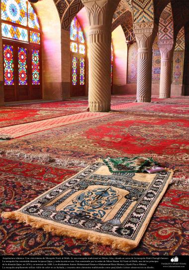 Arquitectura islámica- Una vista interna de la mezquita Nasir al-Mulk en Shiraz, Irán. Se terminó su construcción en 1888 - (17)