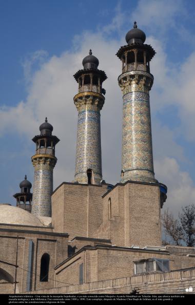 Os minaretes da mesquita Sepahsalar, os minaretes são altos para ajudar os fiéis a encontra as mesquitas para suas orações