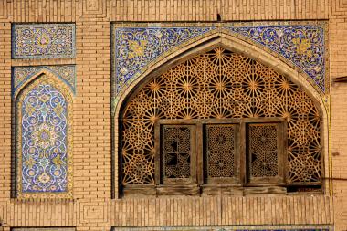 اسلامی تعمیر - پرانے عمارت کی دیوار پر کاشی کاری کی سجاوٹ ، ایران 