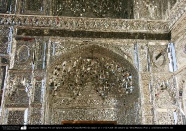 Arquitectura Islámica-Arte con espejos incrustados; Vista del pórtico de espejos -en el eivan Aineh- del santuario de Fátima Masuma (P) en la ciudad santa de Qom - 62