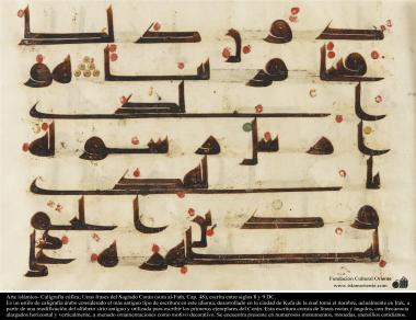 Islamische Kunst; Kufische Kalligrafie vom heiligen Koran; geschrieben zwischen dem 8. und 9. Jahrhundert. Surah al-Fath (Kap. 48)