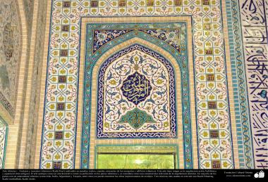 Lindo exemplo da arte decorativa islâmica, com utilização de mosaicos e azulejos.