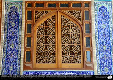 Arte Islâmica - Azulejos e mosaicos decorativos - janela com um belo trabalho decoratico