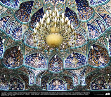 Architecture islamique - Une vue de carrelage du plafond et de surface de voûte et un lustre accroché dans le sanctuaire de Hazrat Masouma à Qom                   - 55