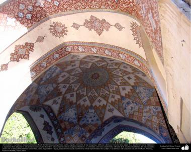 معماری اسلامی - نمایی از کاشی های استفاده شده در دیوارها، سقف ، گنبد، مناره برای دکوراسیون مساجد و ساختمان ها در جهان اسلام  - 41